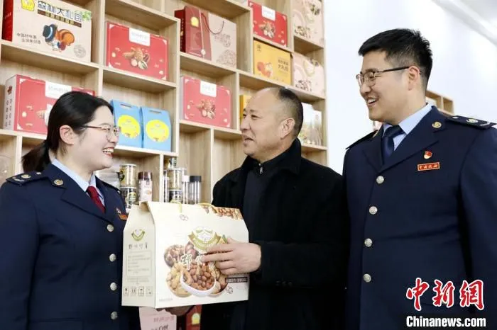 邳州市税务局税收服务小分队上门提供个性化服务，精准辅导税收政策、发票领用等事项。　闫士亮 摄