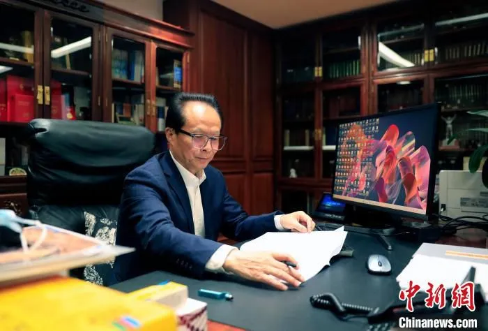 工作中的耿福能。　王磊 摄