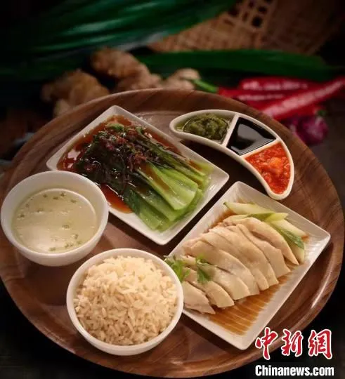 新加坡新瑞记鸡饭店制作的鸡饭套餐。　庞艺玲供图