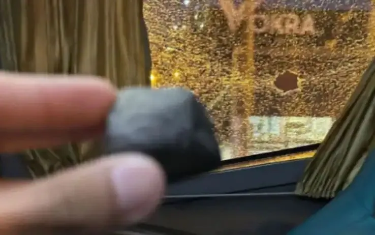 队长别开枪！是我！阿根廷球迷误将本队乘坐的大巴车窗砸破