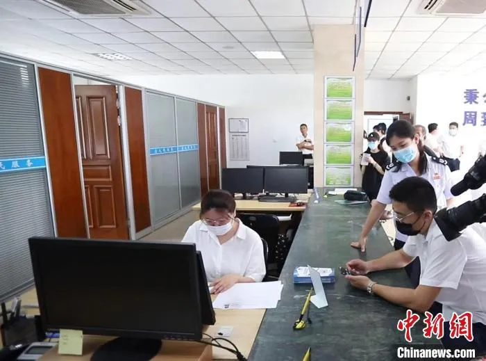 图为全国首笔全流程数字人民币缴纳社保费在大连实现。　陈树杨 　摄