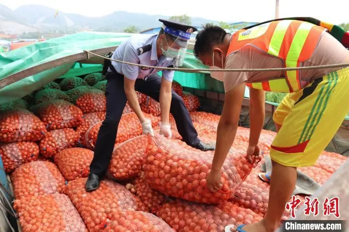 图为民警对货物进行检查。　畹町边检站供图