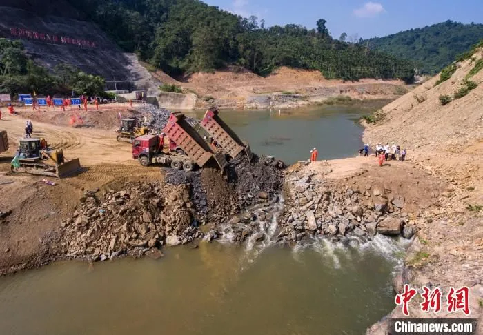 图为航拍海南迈湾水利枢纽工程11月30日大江截流现场。　骆云飞 摄