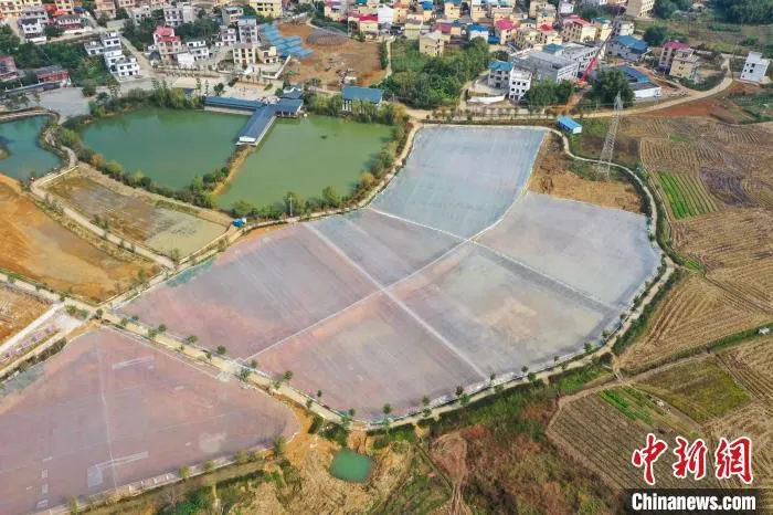 11月30日，航拍柳州市北岸村已经盖上薄膜的小龙虾养殖池。　王以照 摄