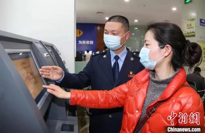 盐城市税务局工作人员向纳税人讲解增值税留抵退税办理流程。　宋从勇 摄