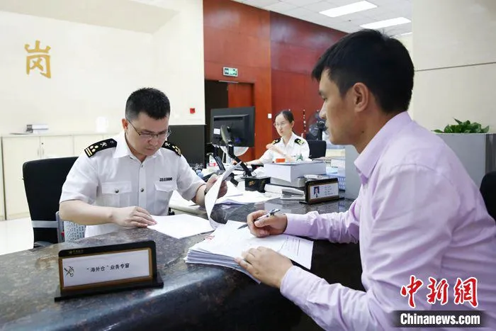 宁波海关所属鄞州海关开设专窗为企业现场解答“海外仓” 备案事宜。姚菊萍 摄 