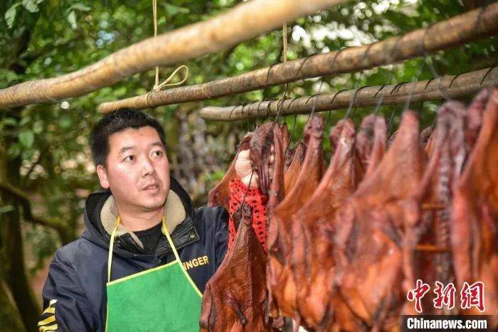 农户将出炉的腊鸭进行晾晒。　王以照 摄