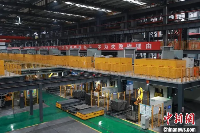 图为洛阳利尔功能材料有限公司的智能化生产车间。　阚力 摄