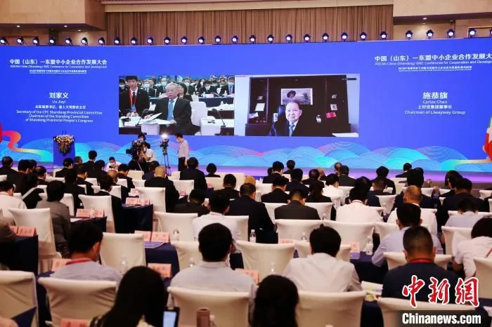 山东省委书记刘家义视频连线菲律宾华商、上好佳食品有限公司董事长施恭旗。　沙见龙 摄