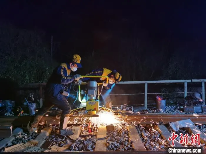 图为维修现场。　李勇刚 摄