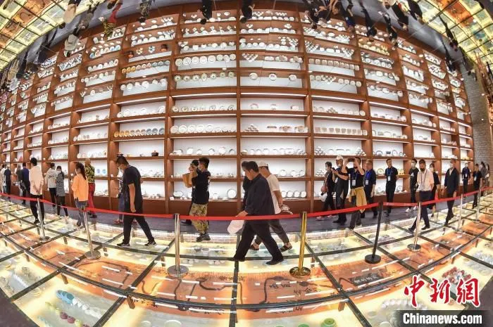 专家支招中国陶瓷产业发展，头部企业驱动，在世界舞台重塑“中国陶瓷”品牌。　武俊杰 摄