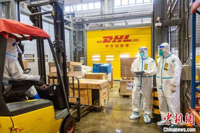 图为首都机场海关关员对进口快件进行监管。　方星 摄