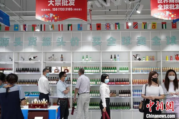 图为民众在贵港义乌小商品城购物。　王以照 摄