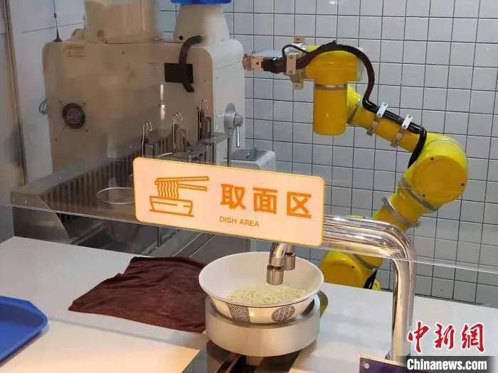 机器人自动煮面 姜煜 摄