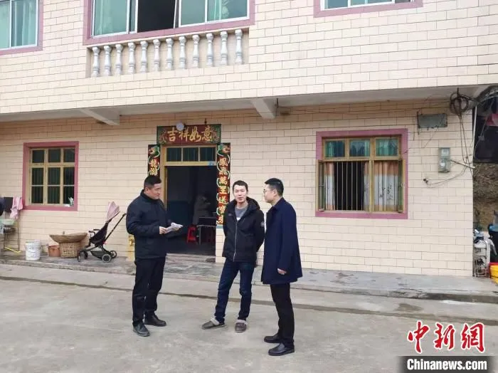 图为“劳务经纪人”张升平与人力社保局领导共同走访返乡农民工。　重庆人社供图