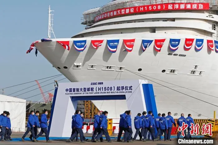 中国首制大型邮轮在上海外高桥造船有限公司顺利实现坞内起浮。　殷立勤 摄