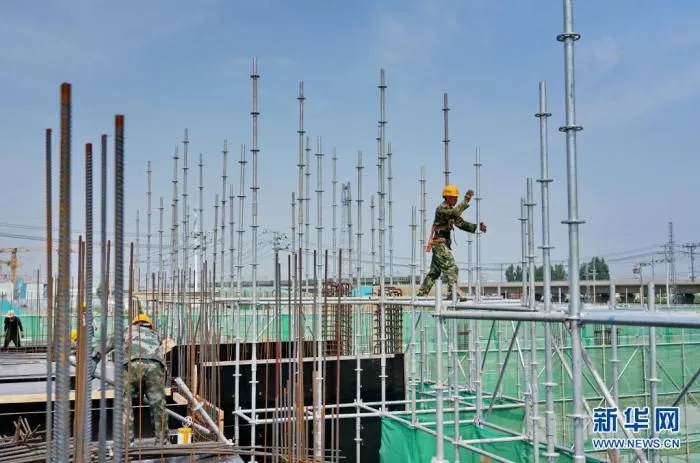 7月3日，中铁十二局的工人在雄安新区容西片区建设现场施工。新华社记者 杨世尧 摄