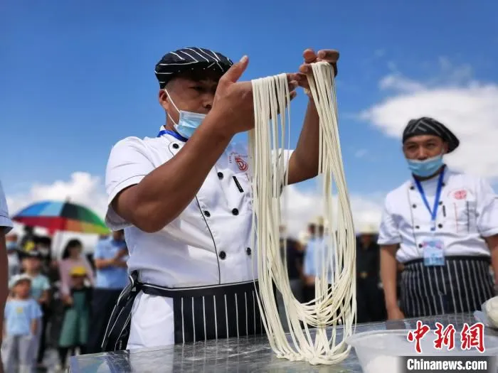 图为竞赛选手拉拉面。　张添福 摄