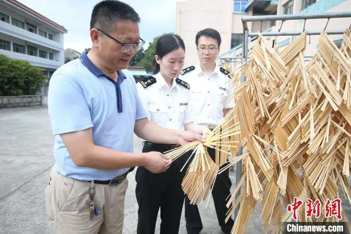 海关工作人员进入企业指导 谢颖 摄