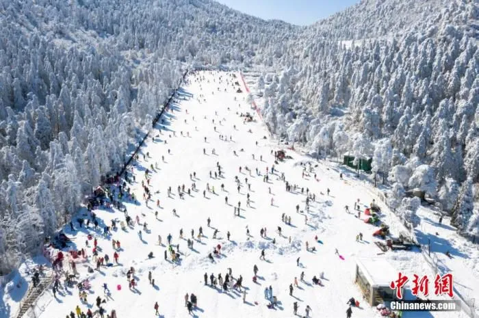 图为无人机航拍众多游客在滑雪。 祝兴勇 摄