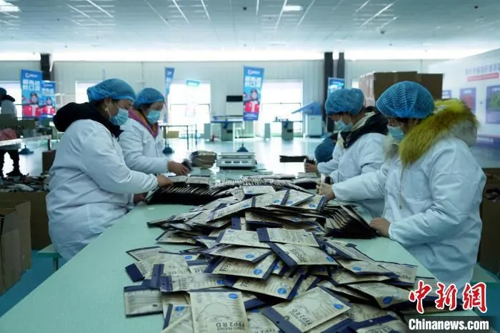 图为河南越布悠科技有限公司生产车间里，工人正在加紧赶工。　阚力 摄