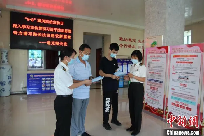 逊克海关关员现场讲解RCEP优惠政策。　王琪 摄