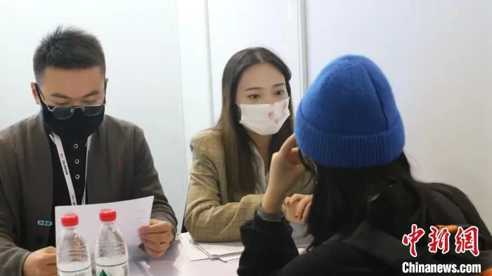 招聘现场。　何晓妍 摄
