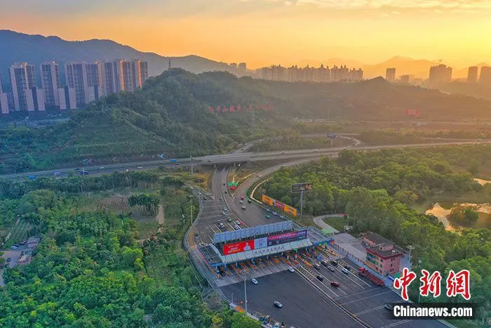 图为航拍广澳高速公路中山城区。（资料图片） 中新社发 广东省交通集团 供图 