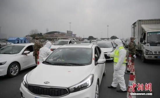 资料图：检疫人员在一高速公路服务区设专用通道，对驾乘人员逐一测量体温。中新社记者 刘忠俊 摄