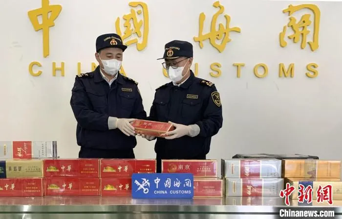青岛胶东机场海关查获的夹藏出境卷烟。　战亦飞 摄