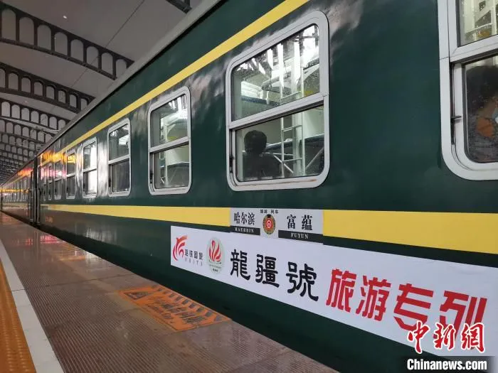 “龙疆号”旅游专列准备出发。　周晓舟 摄