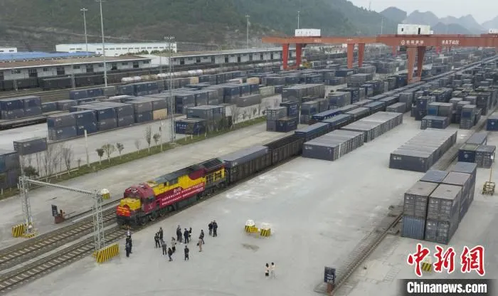 图为货运列车准备从贵阳改貌站发车。　陈俊龙 摄