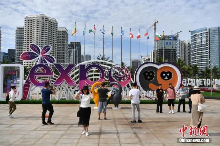 5月10日，海南省海口市，首届消博会开始对公众开放。图为民众在消博会标志前合影。 中新社记者 崔楠 摄