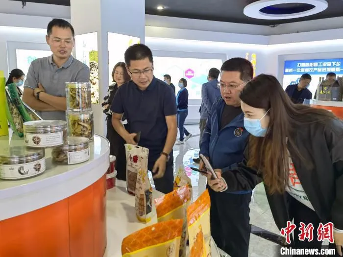 图为固阳当地的电商。　叶飞 摄