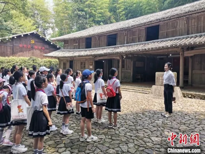 浙江青年(右一)返乡就业。　杨玲玲供图