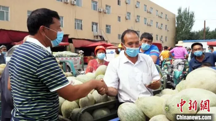 消费援疆助力新疆留香瓜远销长三角。　姑再努尔 摄
