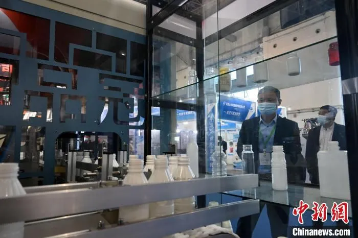 图为第三届中国·沧县塑料中空制品展览会现场。　翟羽佳 摄