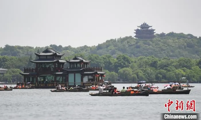 2021年“五一”小长假首日，民众在杭州西湖景区游玩。　王刚 摄