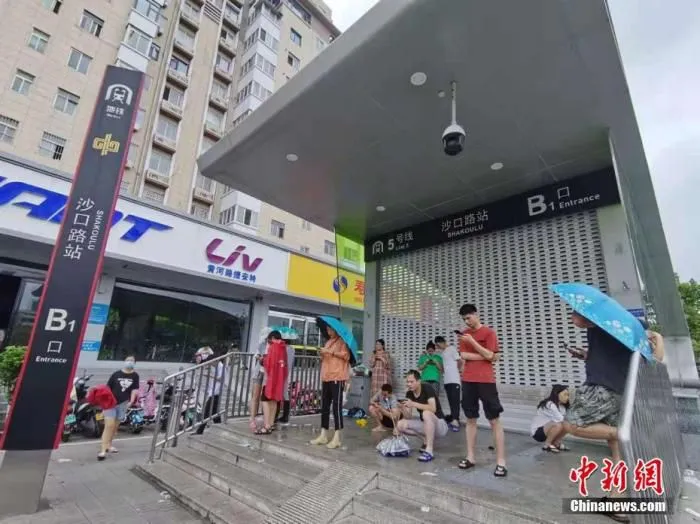 资料图：图为20日晚发生险情的郑州地铁五号线沙口路站出站口。 中新社记者 李贵刚 摄