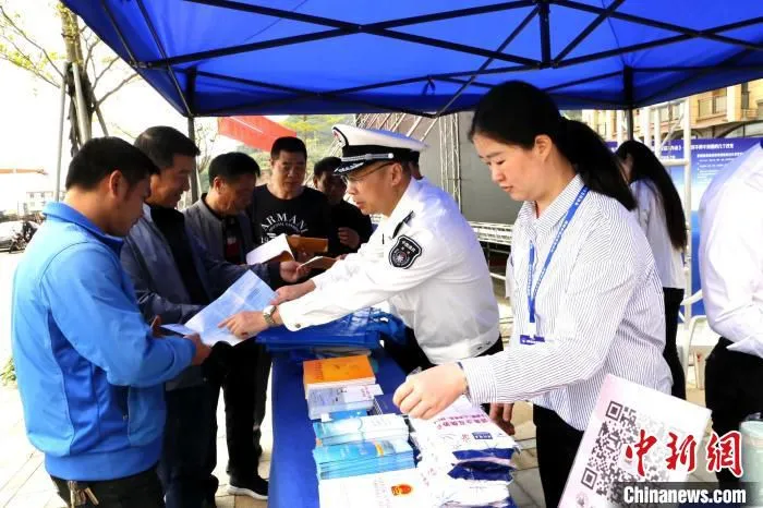活动现场向渔民发放宣传册。　叶雨淋 摄