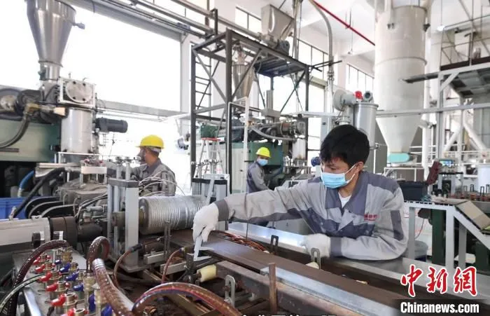 工人正操作机器加工竹产品。　广东省林业局 供图