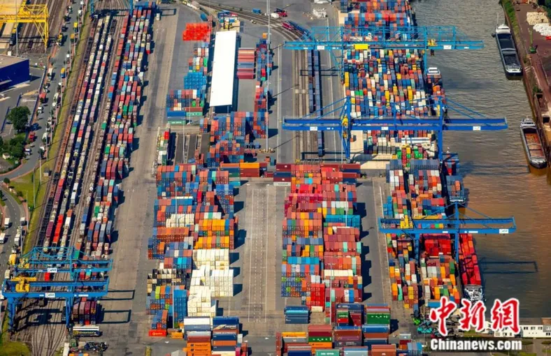 “煤炭”曾经是德国鲁尔区的关键词。经历转型阵痛，鲁尔区重新焕发了生机。图为中欧班列在欧洲端最重要节点之一杜伊斯堡港的集装箱码头。中新社发 Hans Blossey 摄
