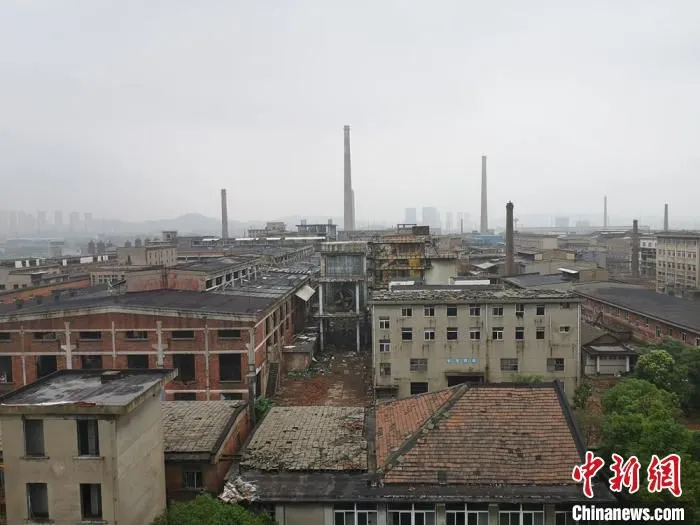 株洲清水塘老工业区内的冶炼、化工企业全面关停搬迁，仅剩小部分厂房将被规划建设成工业博物馆。　刘曼 摄