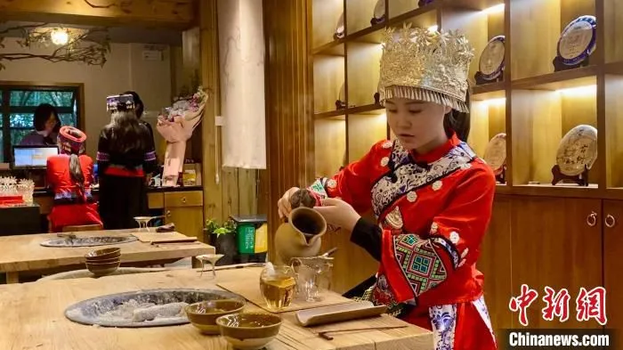 云南烤茶。　钱晨菲 摄