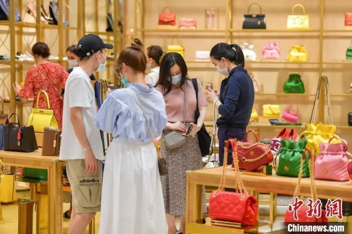 图为游客在海口日月广场免税店选购商品。骆云飞 摄

