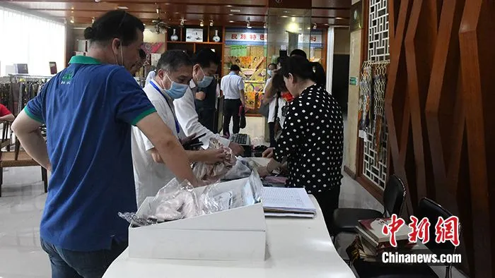 图为5月30日，侨界代表人士在河池市宜州区购买丝绸制品。 中新社记者 林浩 摄 　 　