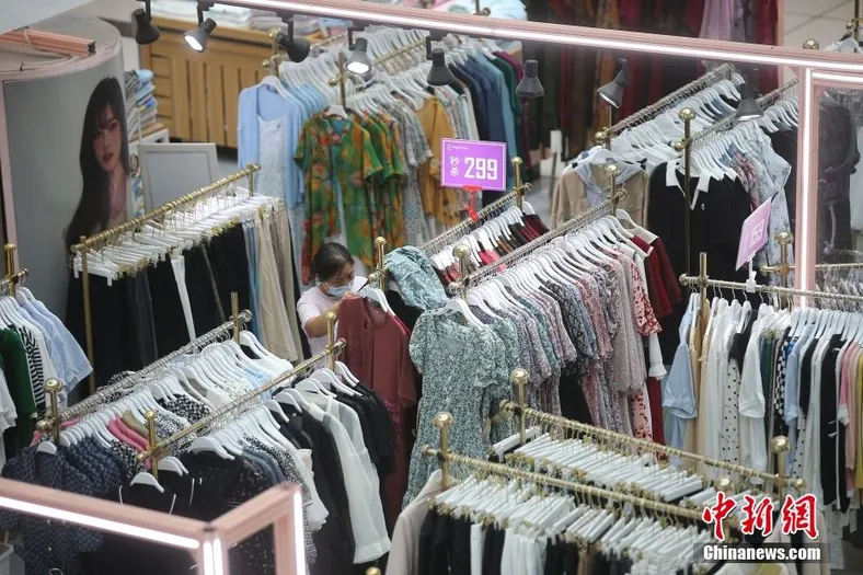 7月15日，山西太原，消费者在商场选购衣物。 中新社记者 张云 摄