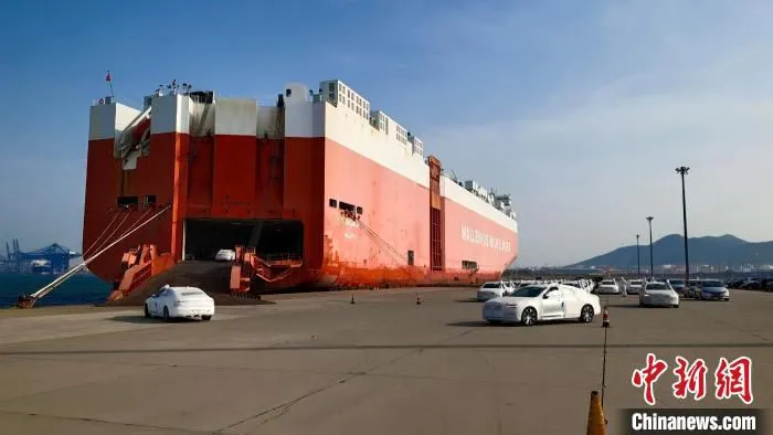 图为45辆沃尔沃S90型商品车，21日在大连汽车码头顺利装船出海。　刘仁超 摄