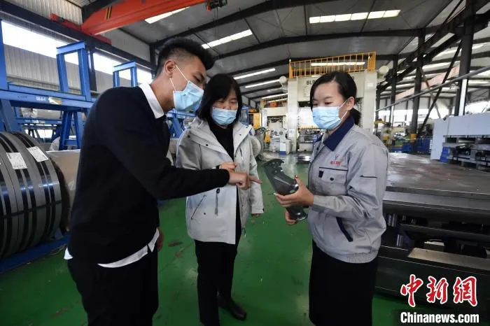 图为企业技术人员正与北华航天工业学院材料工程学院教授探讨焊接产品夏季防锈问题。　王晖 摄