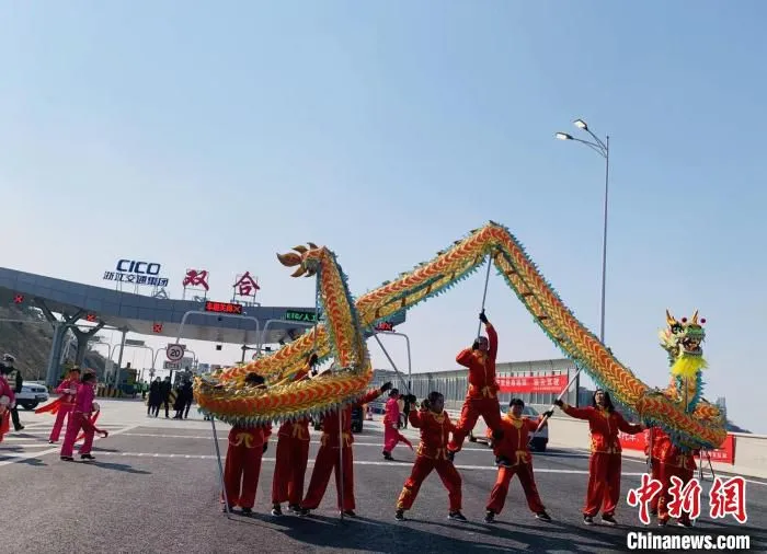 岱山民众庆祝大桥通车。　奚金燕 摄